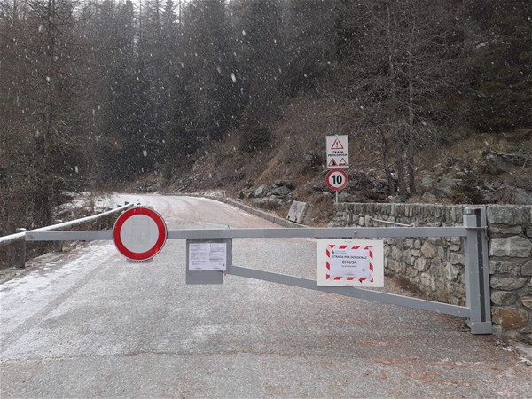 Barriera di chiusura con divieto di transito all'inizio della strada per Dondénaz