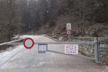 Barriera di chiusura con divieto di transito all'inizio della strada per Dondénaz